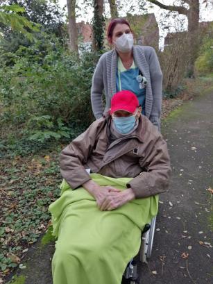 André (85) op wandel door de natuur met een verpleegster “Ik voel me erg eenzaam en verdwaald. Buiten het zorgpersoneel van ‘Les Myosotis’ heb ik geen enkel contact meer. Zelfs vanover mijn eigen familie hoor ik niets meerverneem ik geen nieuws meer. Het